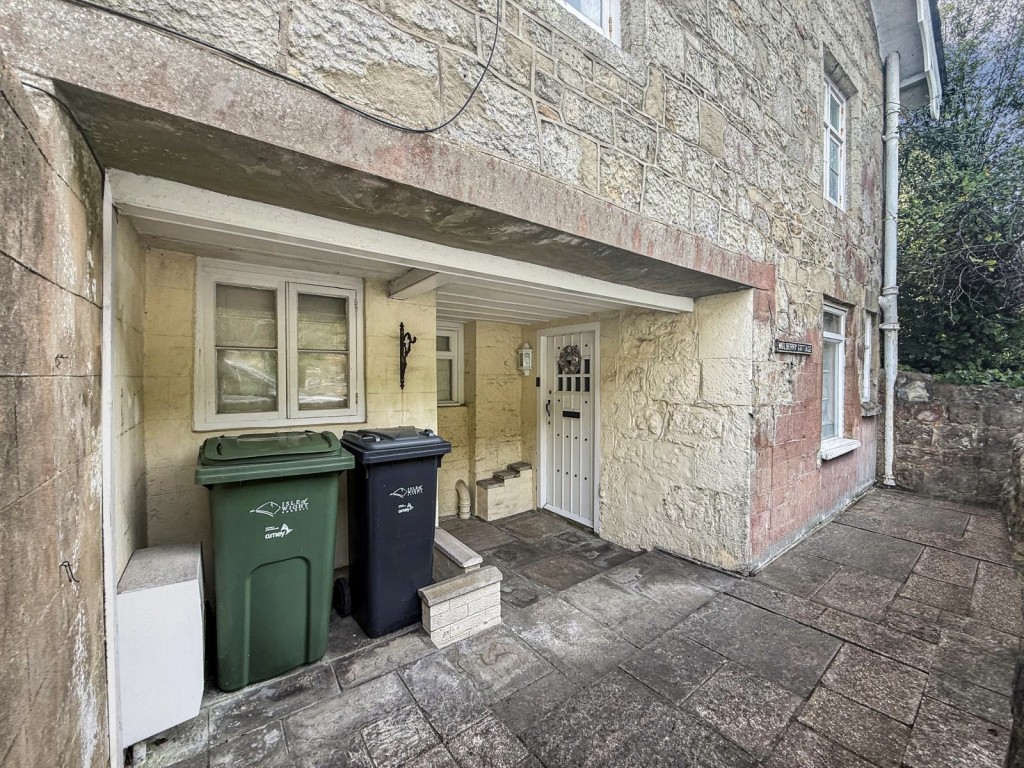 Lot: 159 - THREE-BEDROOM COTTAGE CLOSE TO TOWN CENTRE AND SEAFRONT - Front Entrance
